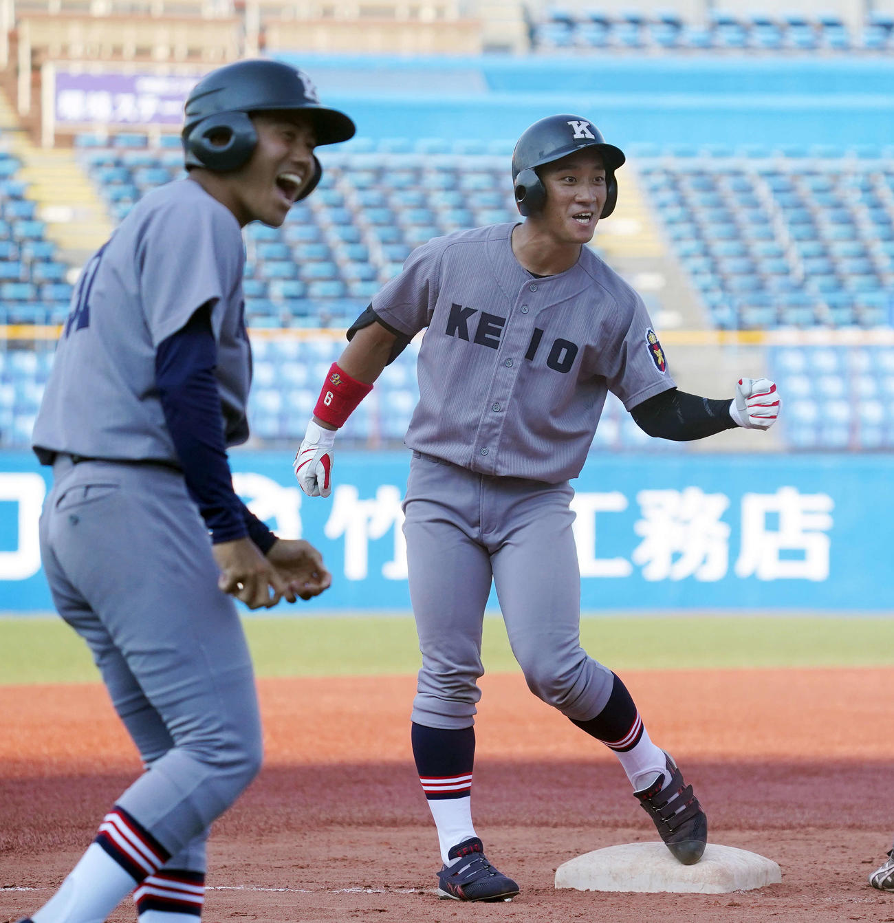 慶大対早大　タイブレークの10回表慶大無死二、三塁、勝ち越しの2点適時三塁打を放った橋本典は塁上でガッツポーズ（撮影・鈴木みどり）