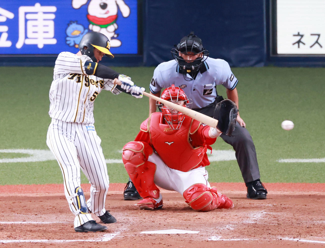 阪神対広島　5回裏阪神無死、左翼線へ二塁打を放つ近本光司（撮影・清水貴仁）