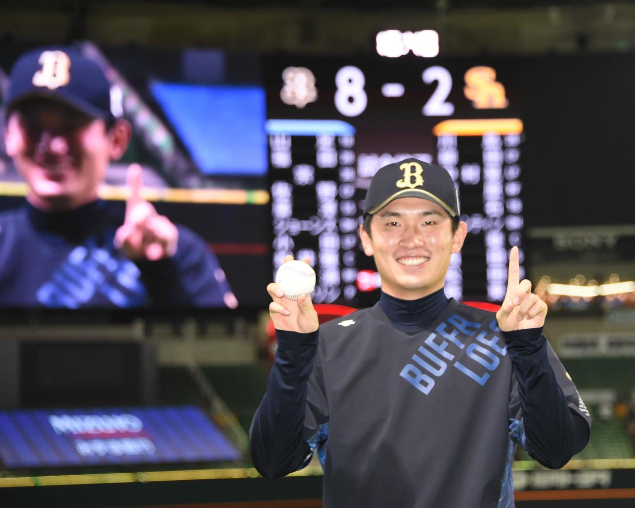 ソフトバンク対オリックス　プロ初勝利を挙げ笑顔の吉田凌（撮影・今浪浩三）