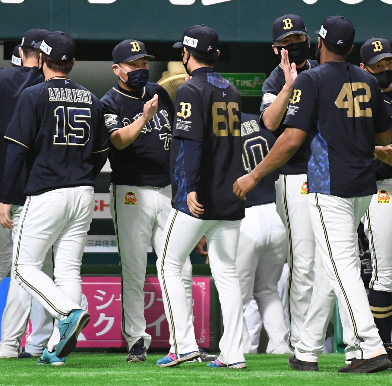 ソフトバンク対オリックス　連敗を止めナインを迎える西村監督（撮影・今浪浩三）
