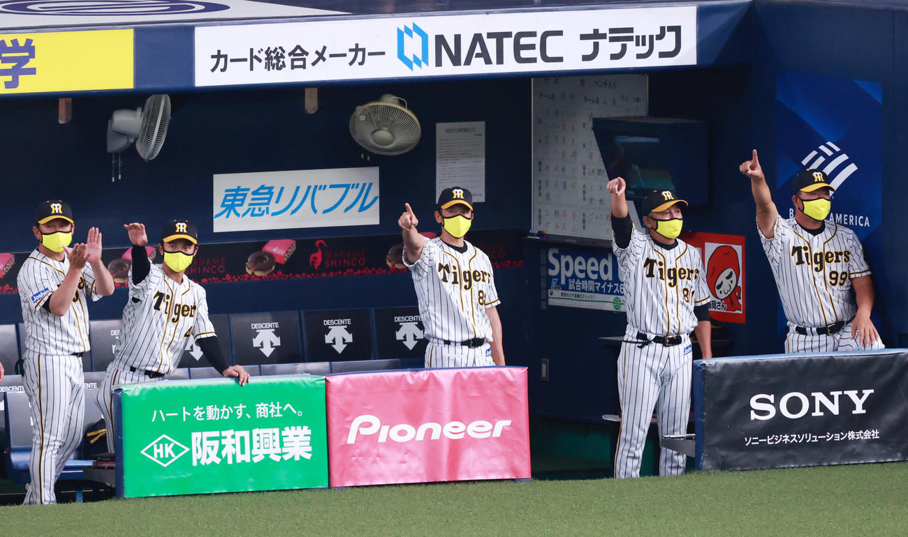 阪神対広島　5回裏阪神無死二塁、中前適時打を放った糸井嘉男を指さす矢野耀大監督（撮影・清水貴仁）