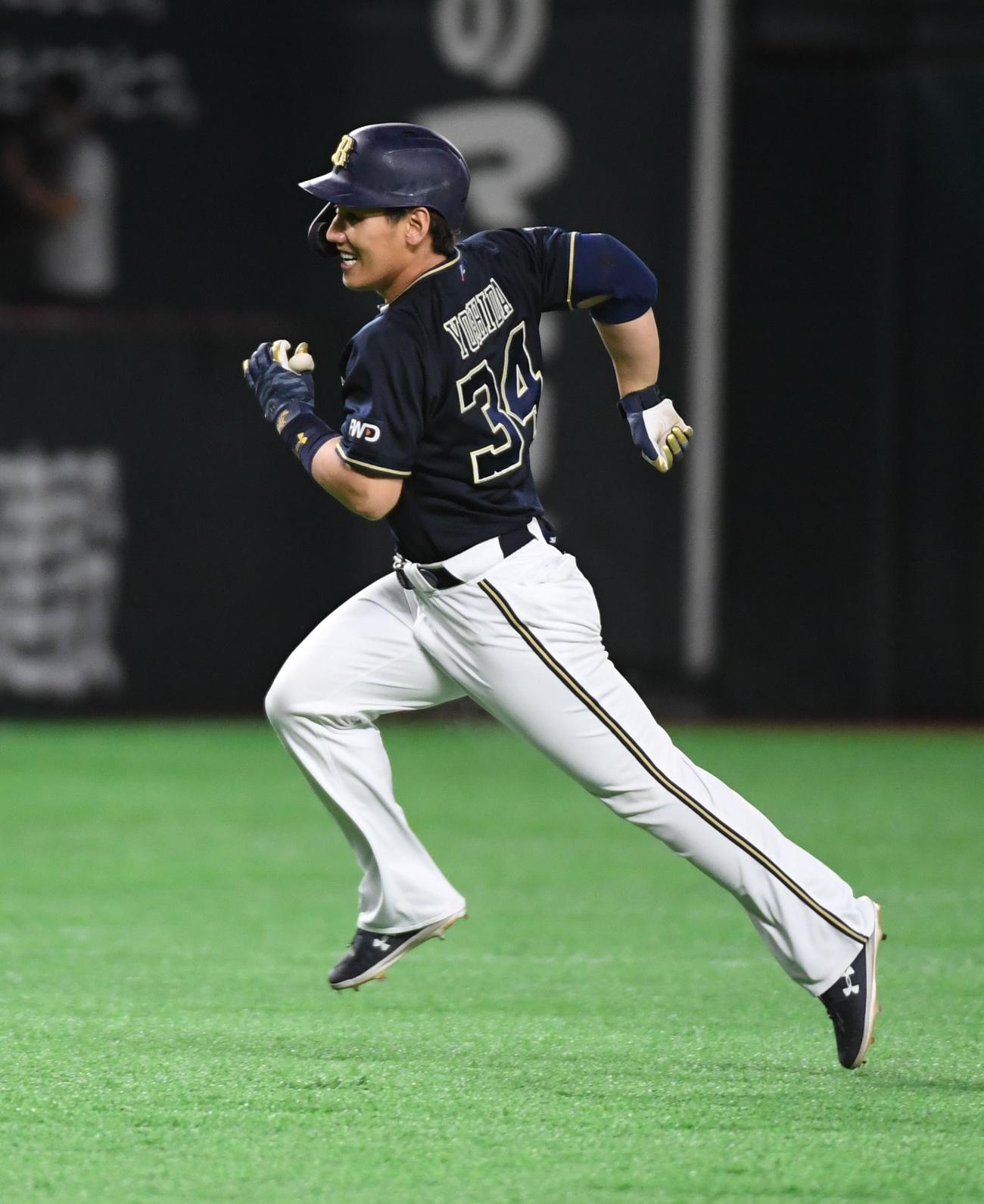 ソフトバンク対オリックス　2回表オリックス2死一、二塁、吉田正尚は左中間適時二塁打を放ち二塁を回るも、この後体調を崩し交代する（撮影・今浪浩三）