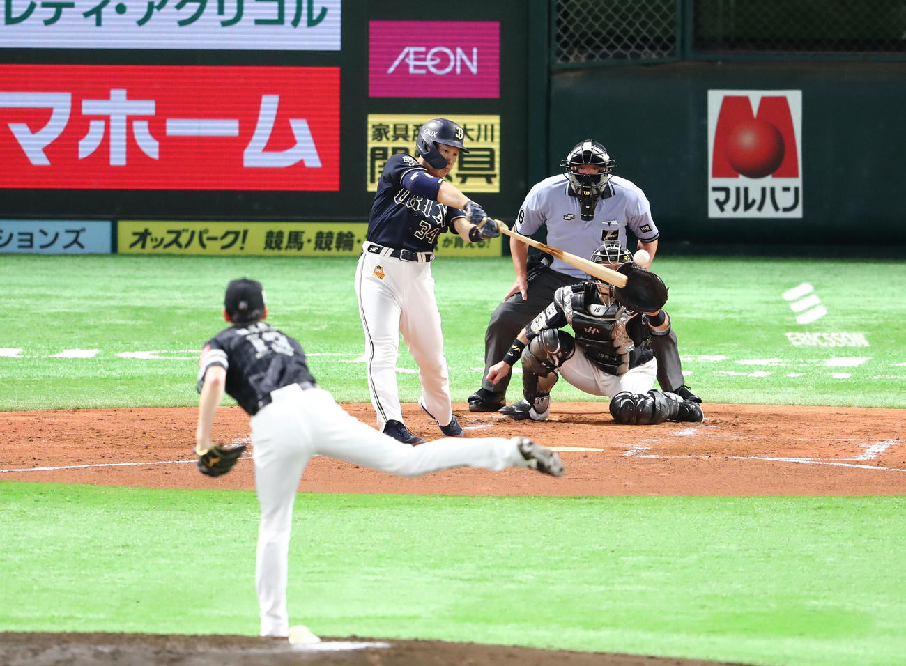 ソフトバンク対オリックス　2回表オリックス2死一、二塁、吉田正は左中間に適時二塁打を放つ（撮影・梅根麻紀）