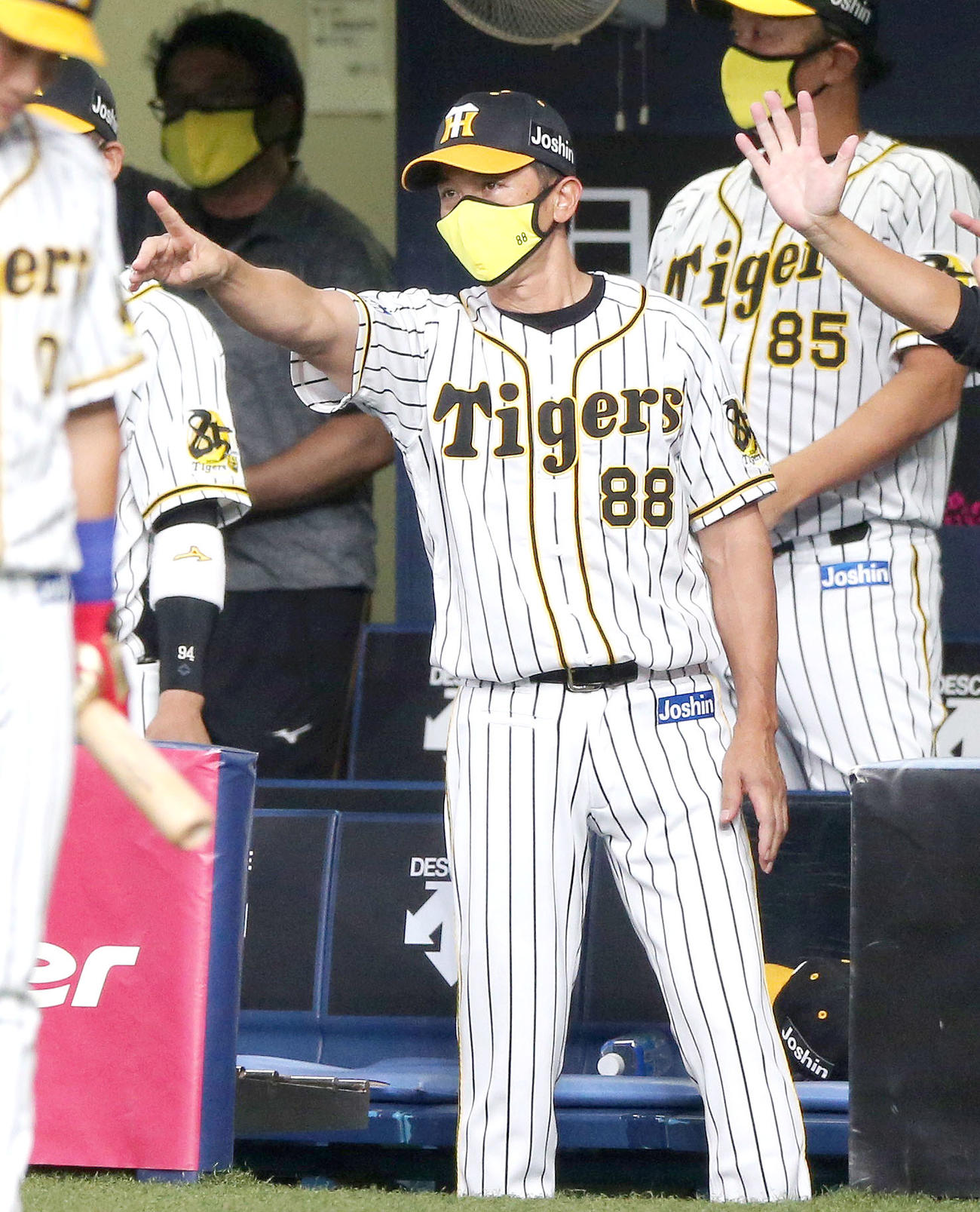 阪神対広島　5回裏阪神1死一、二塁、矢野監督はボーアの右前適時打で追加点が入り喜ぶ（撮影・上山淳一）