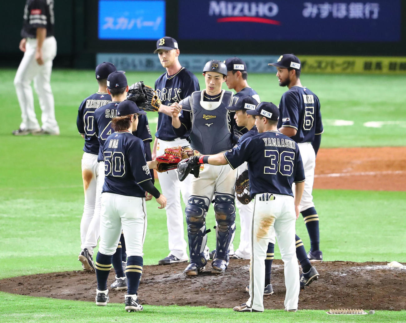 ソフトバンク対オリックス　連敗をストップさせたオリックスナインはグータッチ（撮影・梅根麻紀）