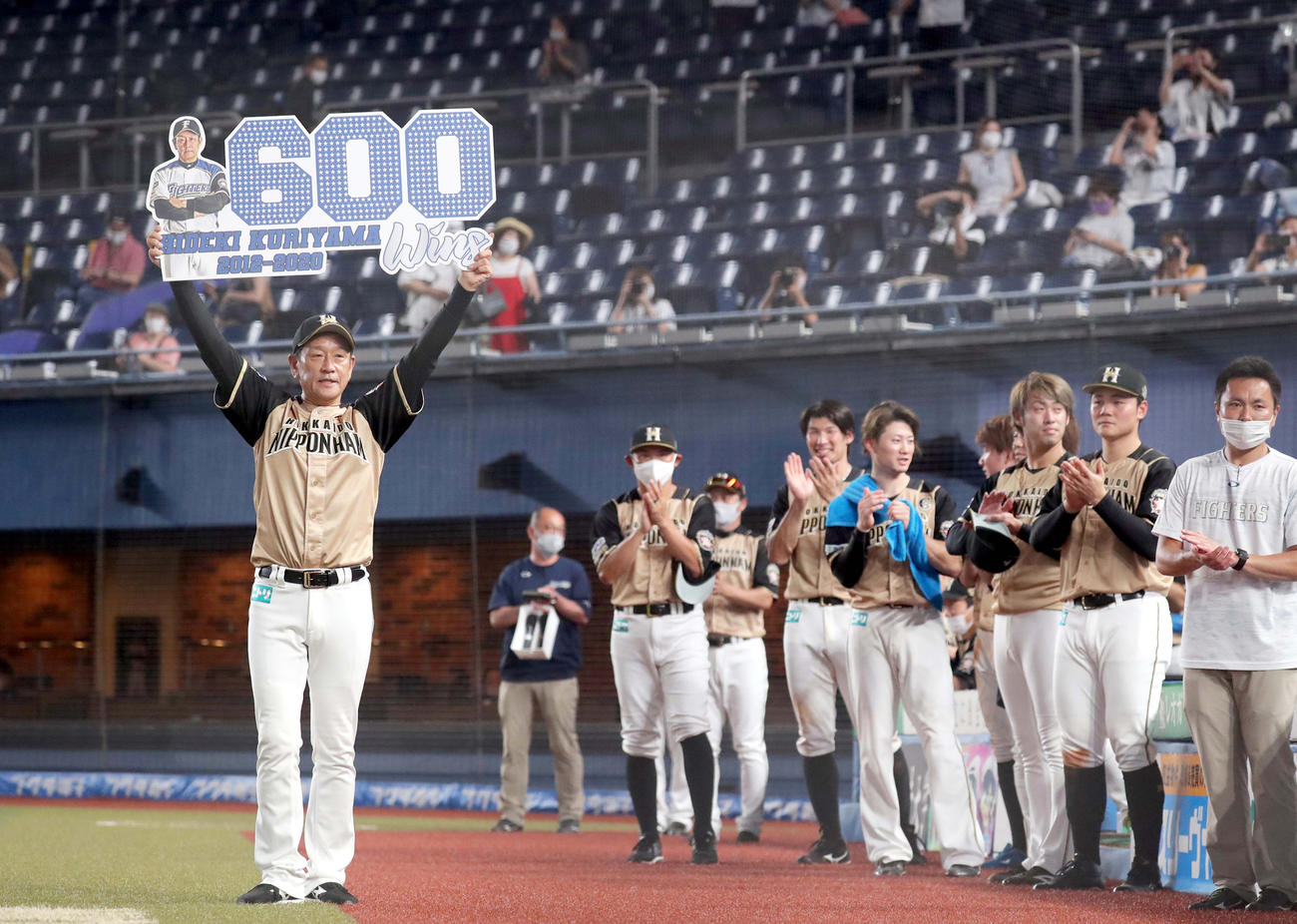 通算600勝を達成し、日本ハムナインに祝福される栗山監督（撮影・佐藤翔太）
