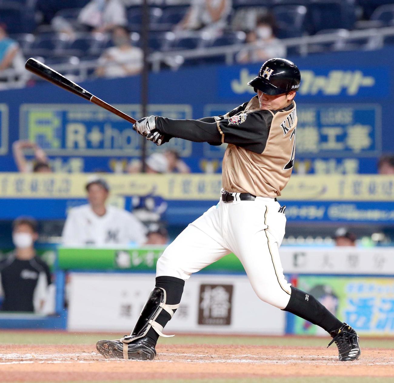 ロッテ対日本ハム　8回表日本ハム2死三塁、清宮は適時二塁打を放つ（撮影・佐藤翔太）