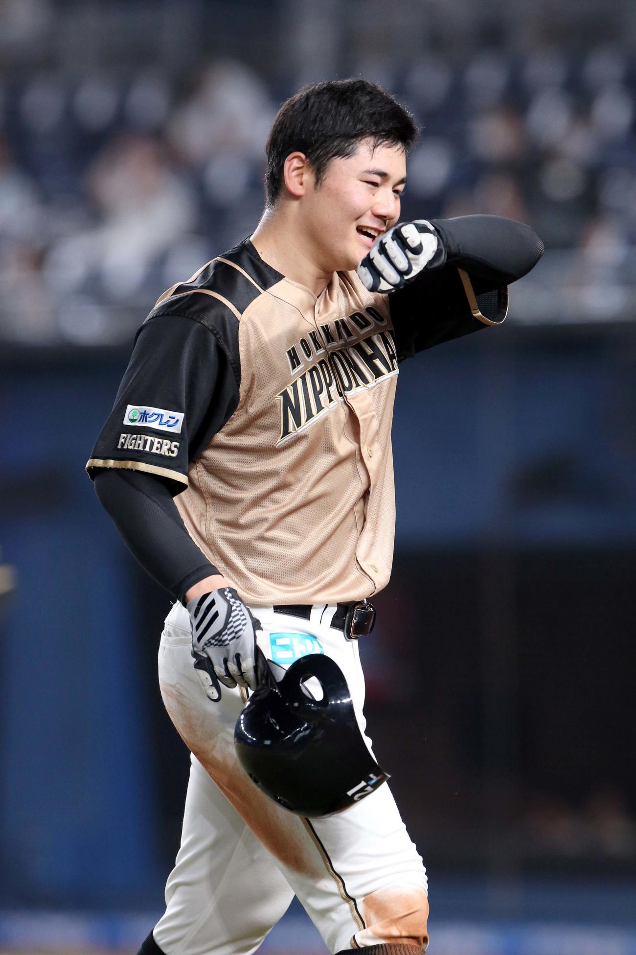 適時二塁打を放ち笑顔でベンチに戻る日本ハム清宮（撮影・佐藤翔太）