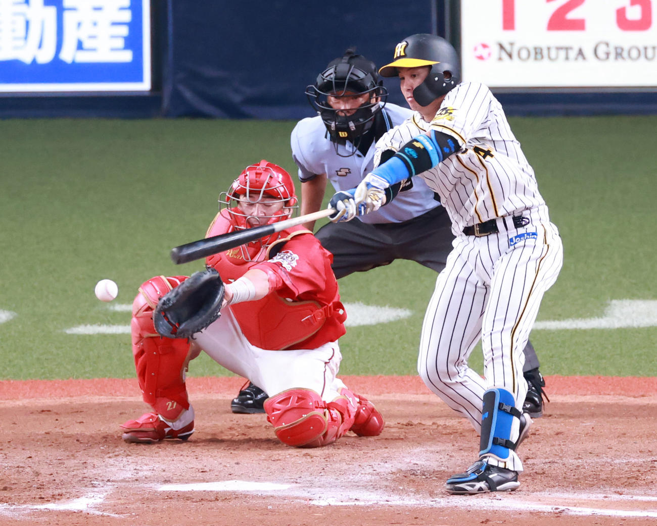 阪神対広島　8回裏阪神2死二塁、中前適時打を放つ梅野（撮影・清水貴仁）