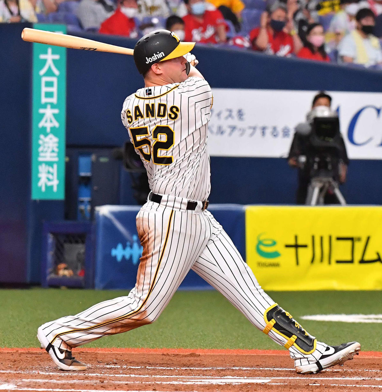6回裏阪神2死二塁、右中間に2点本塁打を放つサンズ（撮影・上田博志）