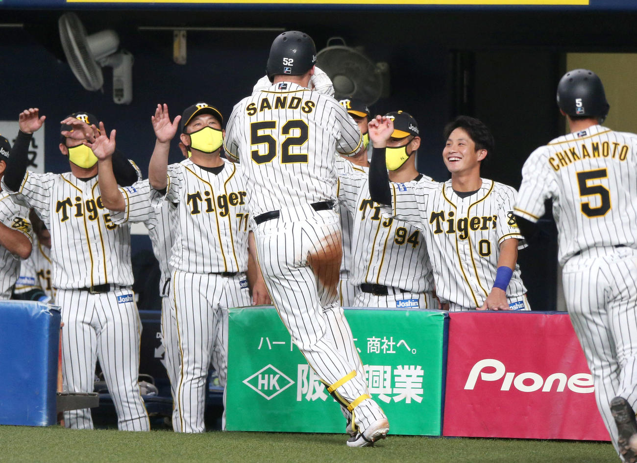2点本塁打を放ったサンズはナインの祝福を受ける（撮影・上山淳一）