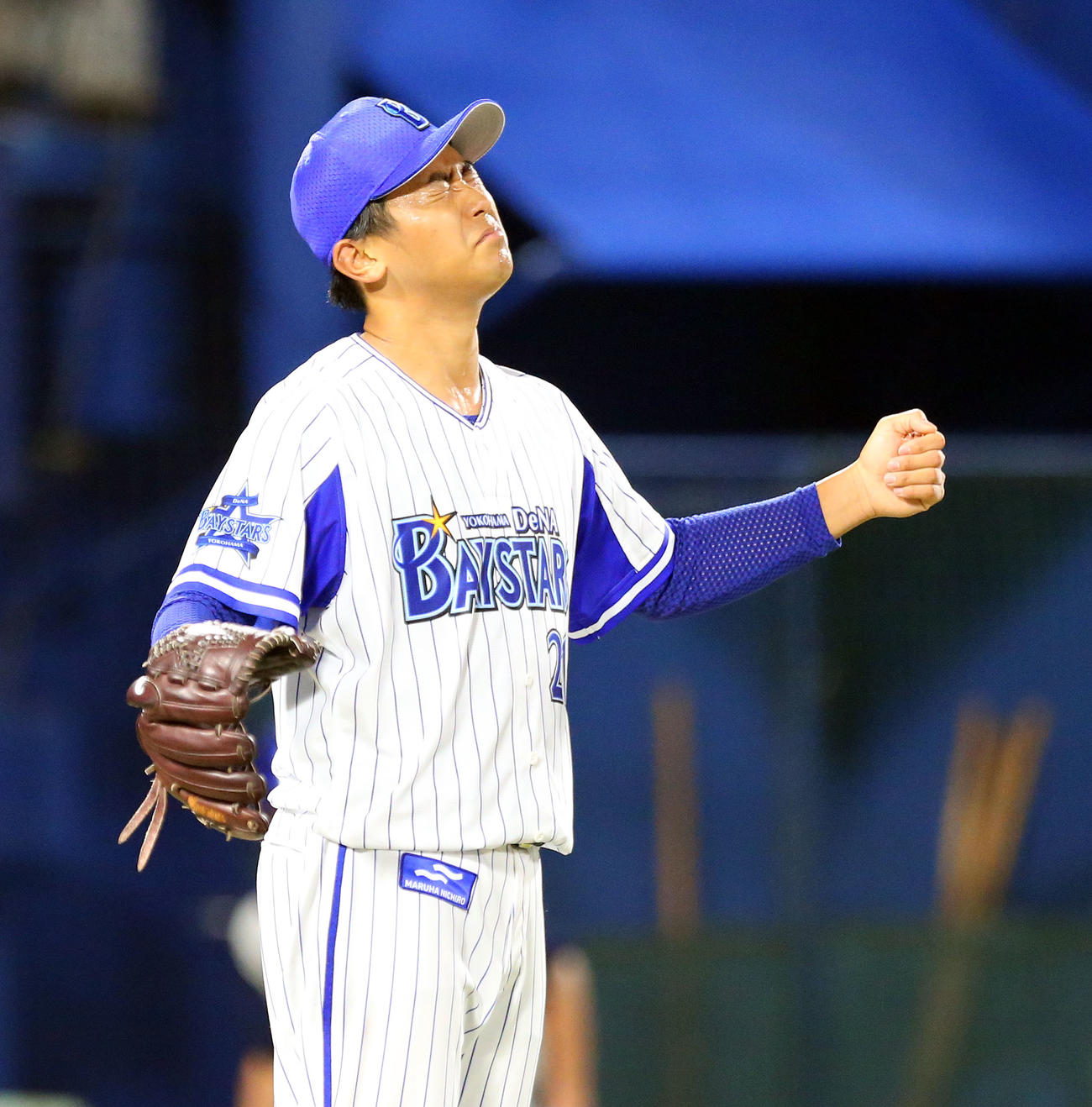 DeNA対ヤクルト　4回表ヤクルト無死一、二塁、西田の投ゴロで、二塁に悪送球し悔しがる今永（撮影・大野祥一）