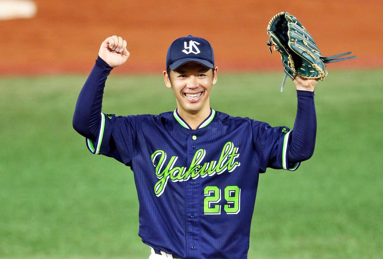 DeNA対ヤクルト　ノーヒットノーランを達成し笑顔のヤクルト小川（撮影・大野祥一）