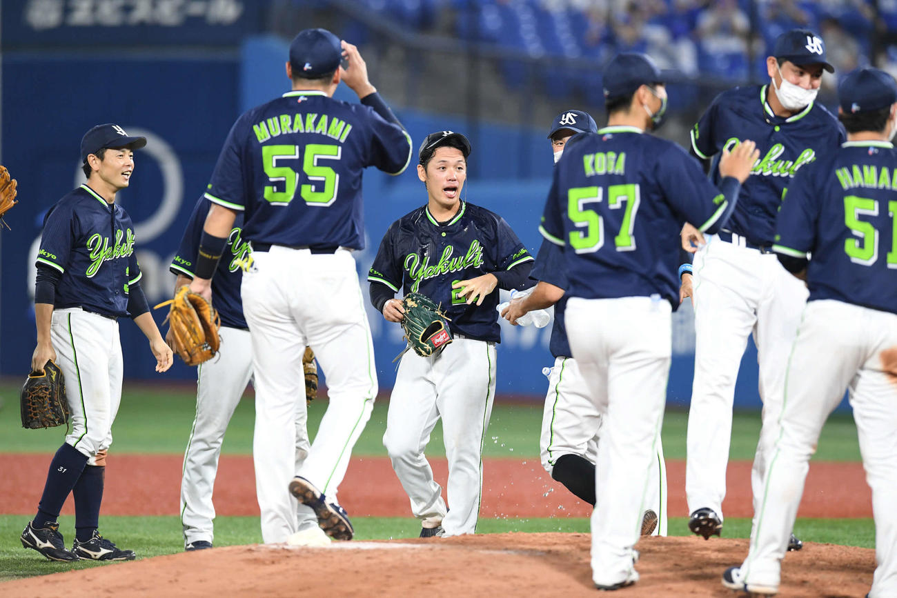 DeNA対ヤクルト　ノーヒットノーランを達成したヤクルト小川（中央）はチームメートの祝福を受ける（撮影・山崎安昭）