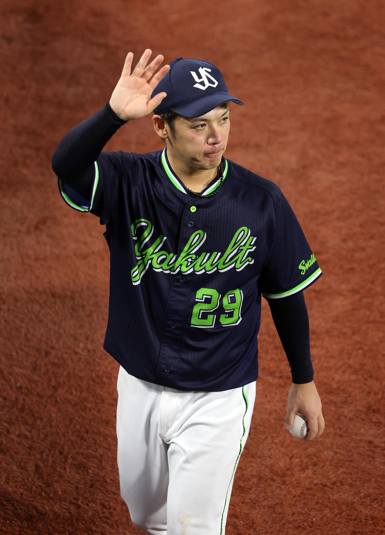 DeNA対ヤクルト　ノーヒットノーランを達成したヤクルト小川がファンに手を振り引き揚げる（撮影・大野祥一）