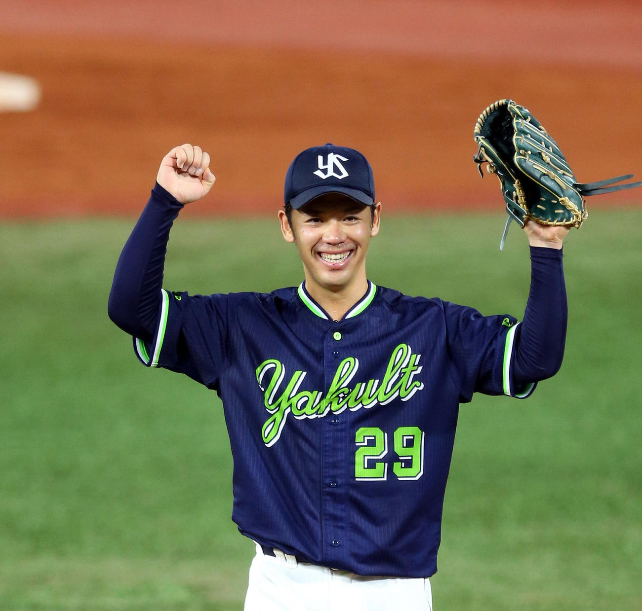 ノーヒットノーランを達成し笑顔のヤクルト小川（撮影・大野祥一）