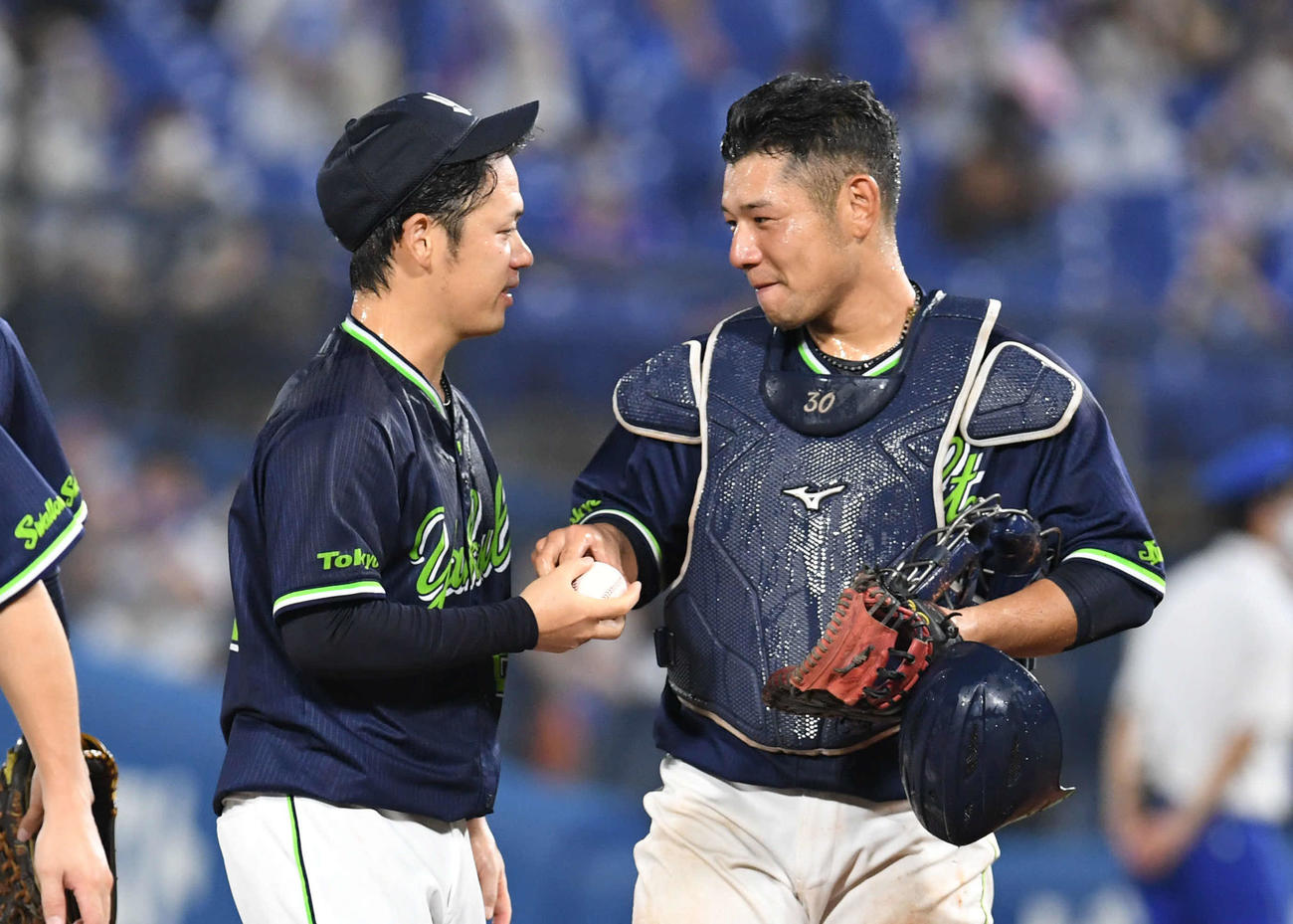 DeNA対ヤクルト　ノーヒットノーランを達成したヤクルト小川（左）は西田をたたえる（撮影・山崎安昭）
