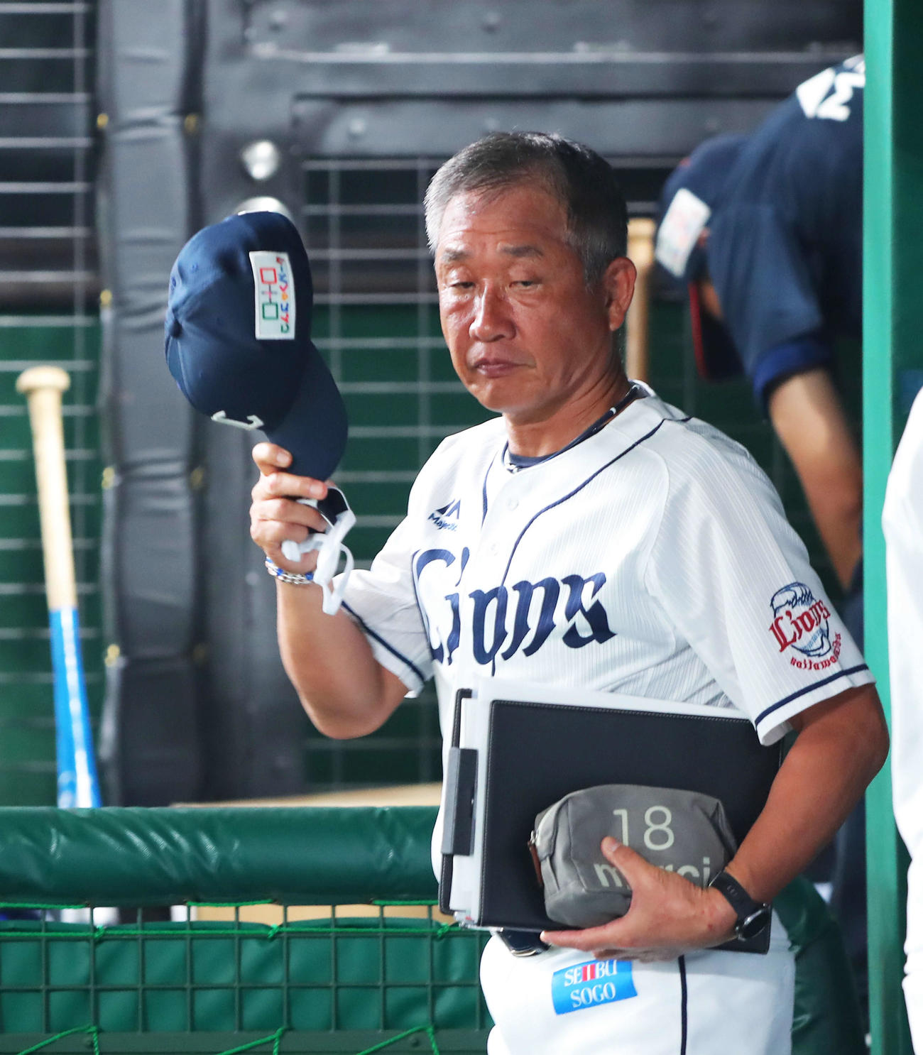 西武対楽天　延長10回の3－3で試合を終え、険しい表情でベンチから引き揚げる西武辻監督（撮影・河田真司）