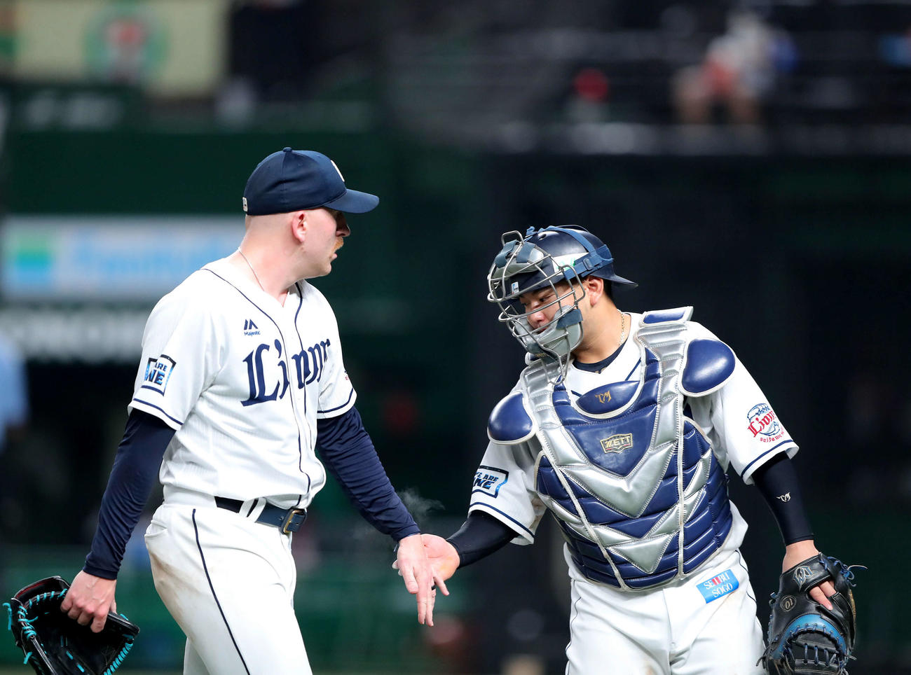 西武対楽天　8回表楽天2死一、二塁、ロメロを三振に抑え森（右）とハイタッチするギャレット（撮影・河田真司）
