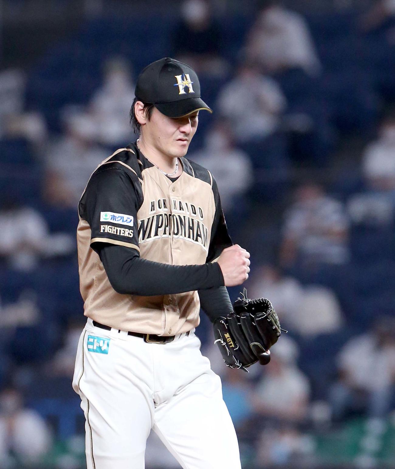ロッテ対日本ハム　7回裏を無失点に抑えグラブをたたく日本ハム先発の有原（撮影・佐藤翔太）