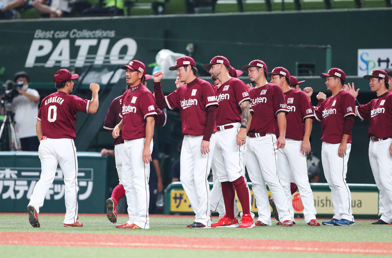 西武対楽天　延長10回の3－3で試合を終えグータッチする楽天ナイン（撮影・河田真司）　　