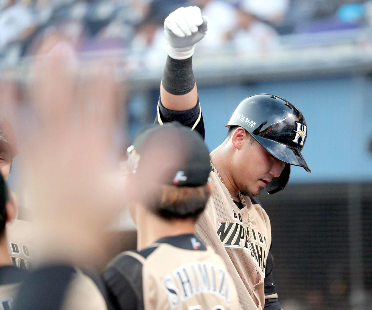 ロッテ対日本ハム　4回表日本ハム無死一塁、中田は左越え2点本塁打を放ちベンチで拳を突き上げる（撮影・佐藤翔太）