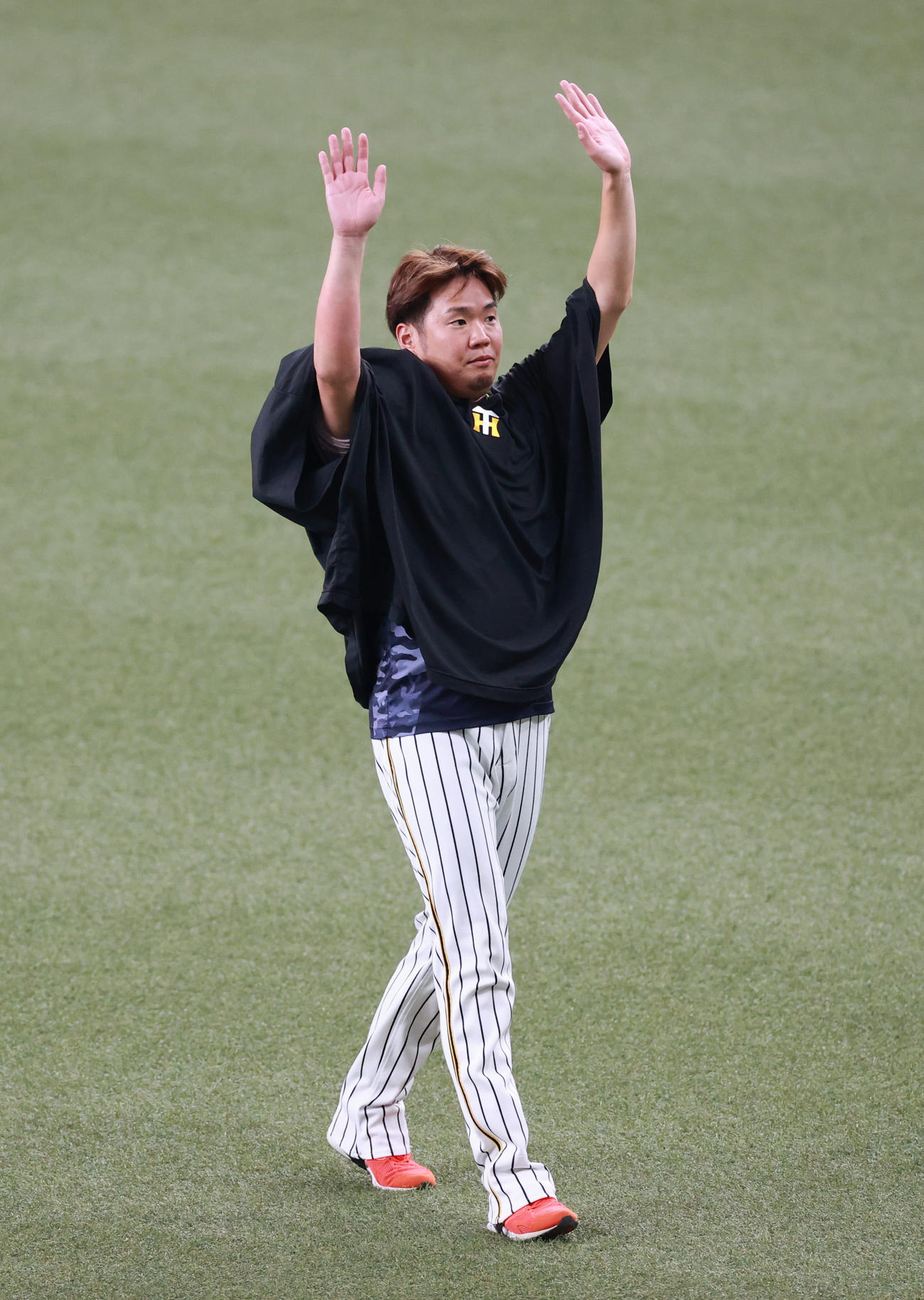 阪神対広島　勝利投手となりファンにあいさつする西勇輝（撮影・清水貴仁）