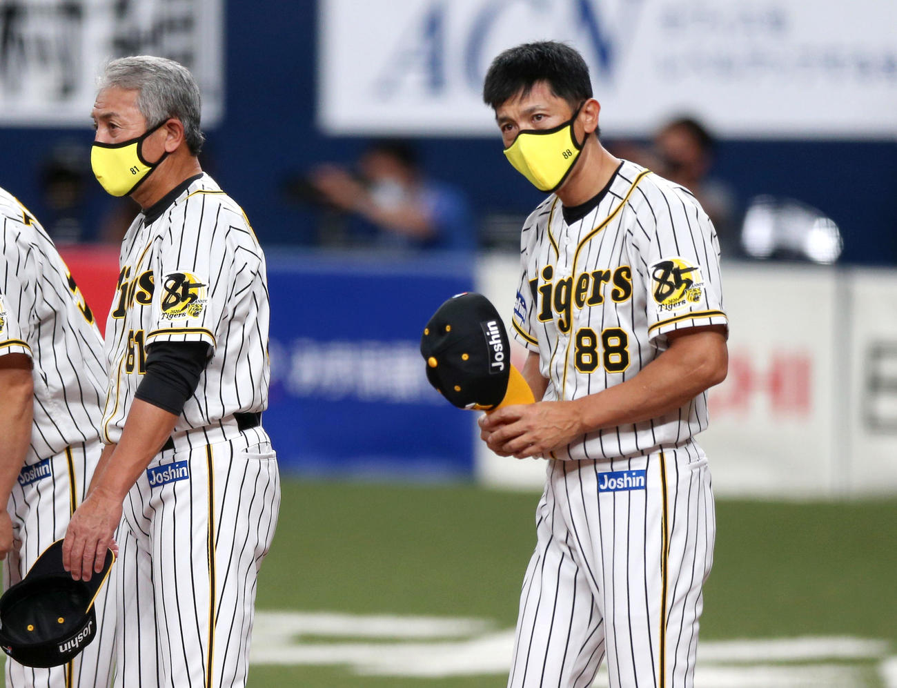 阪神対広島　広島に勝利しスタンドのファンにあいさつする矢野監督（右）（撮影・上山淳一）
