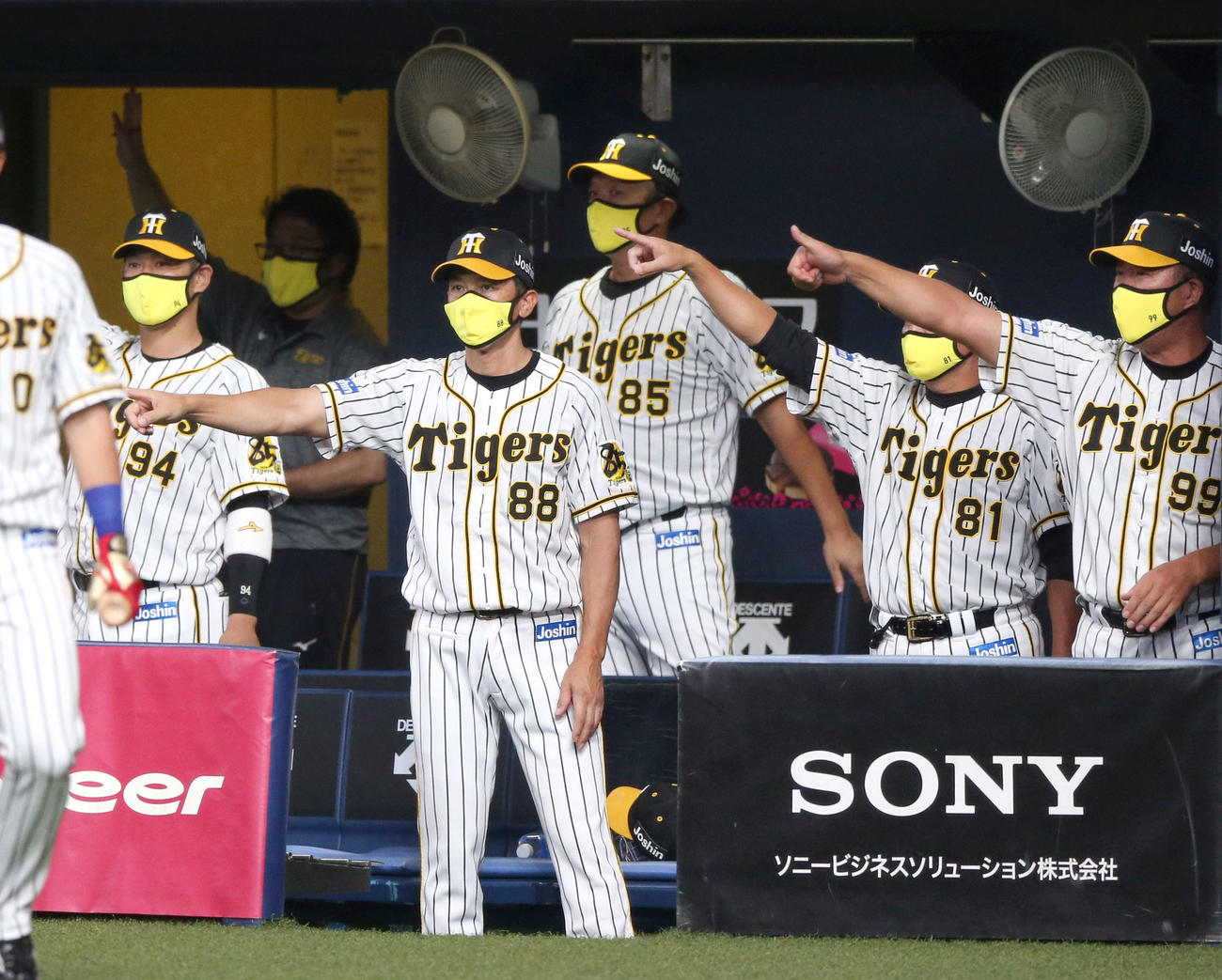 阪神対広島　5回裏阪神1死一、二塁、ボーアの右前適時打で盛り上がる矢野監督（左から2人目）らベンチ（撮影・上山淳一）