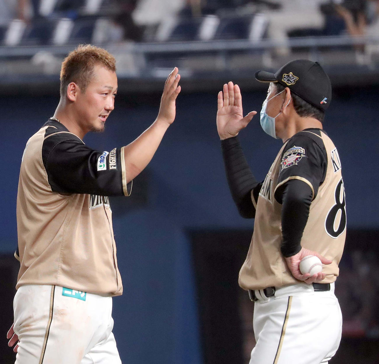 試合終了後、日本ハム中田を出迎える栗山監督（撮影・佐藤翔太）