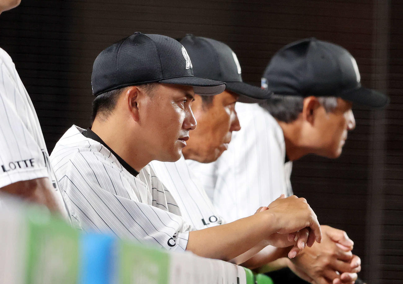 ロッテ対日本ハム　9回裏の攻撃を見つめるロッテ井口監督（左）（撮影・鈴木正人）