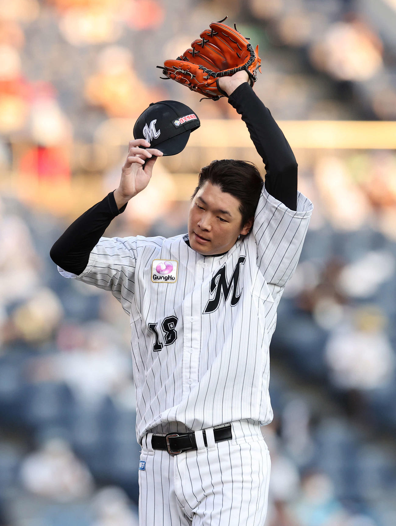 ロッテ対日本ハム　3回表、日本ハムの攻撃を抑えベンチに引き揚げるロッテ二木（撮影・鈴木正人）