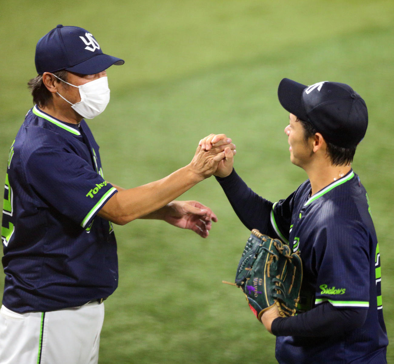 DeNA対ヤクルト　ノーヒットノーランを達成したヤクルト小川とハイタッチする高津監督（撮影・大野祥一）