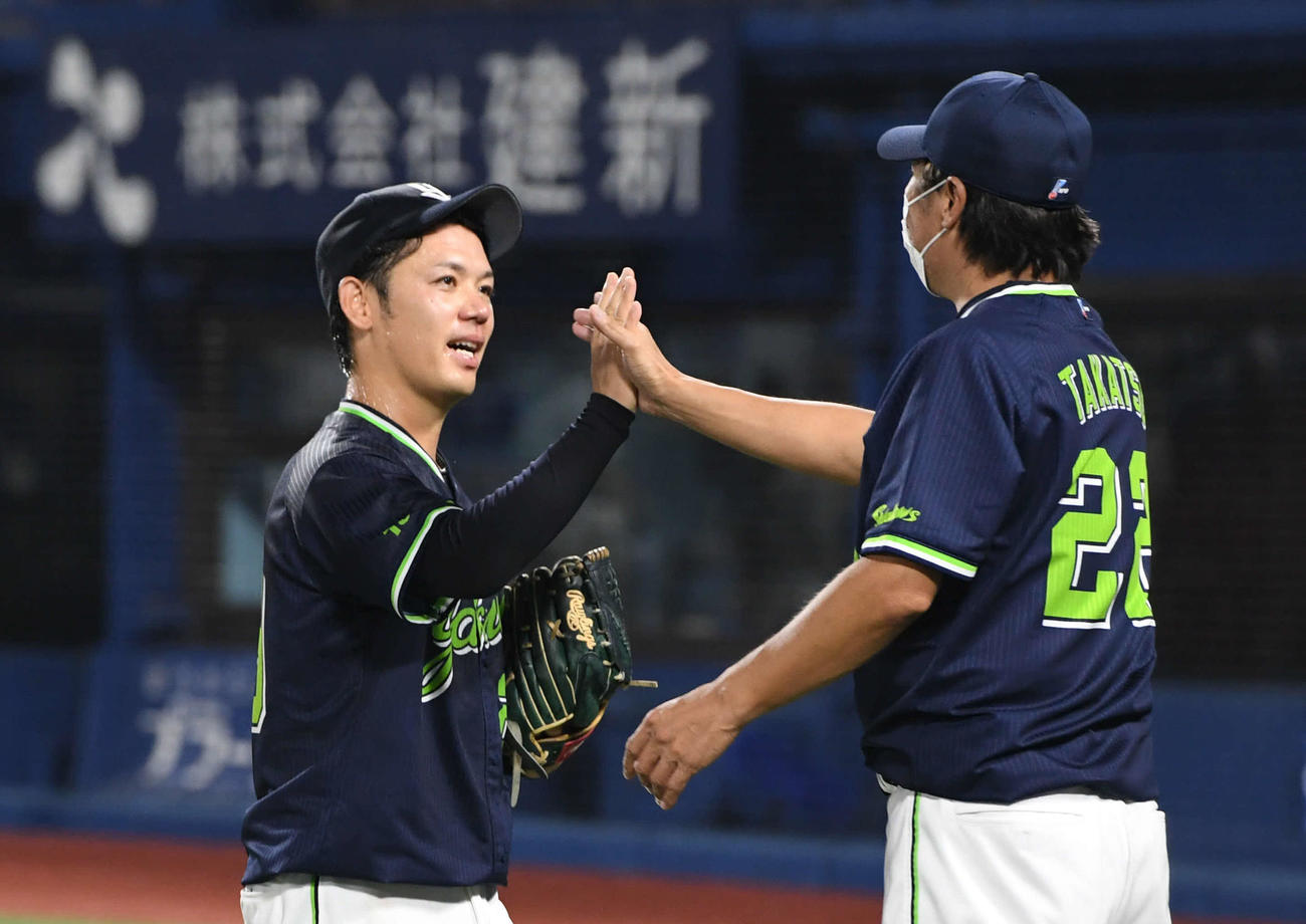 DeNA対ヤクルト　ノーヒットノーランを達成したヤクルト小川（左）は高津監督とタッチをかわす（撮影・山崎安昭）