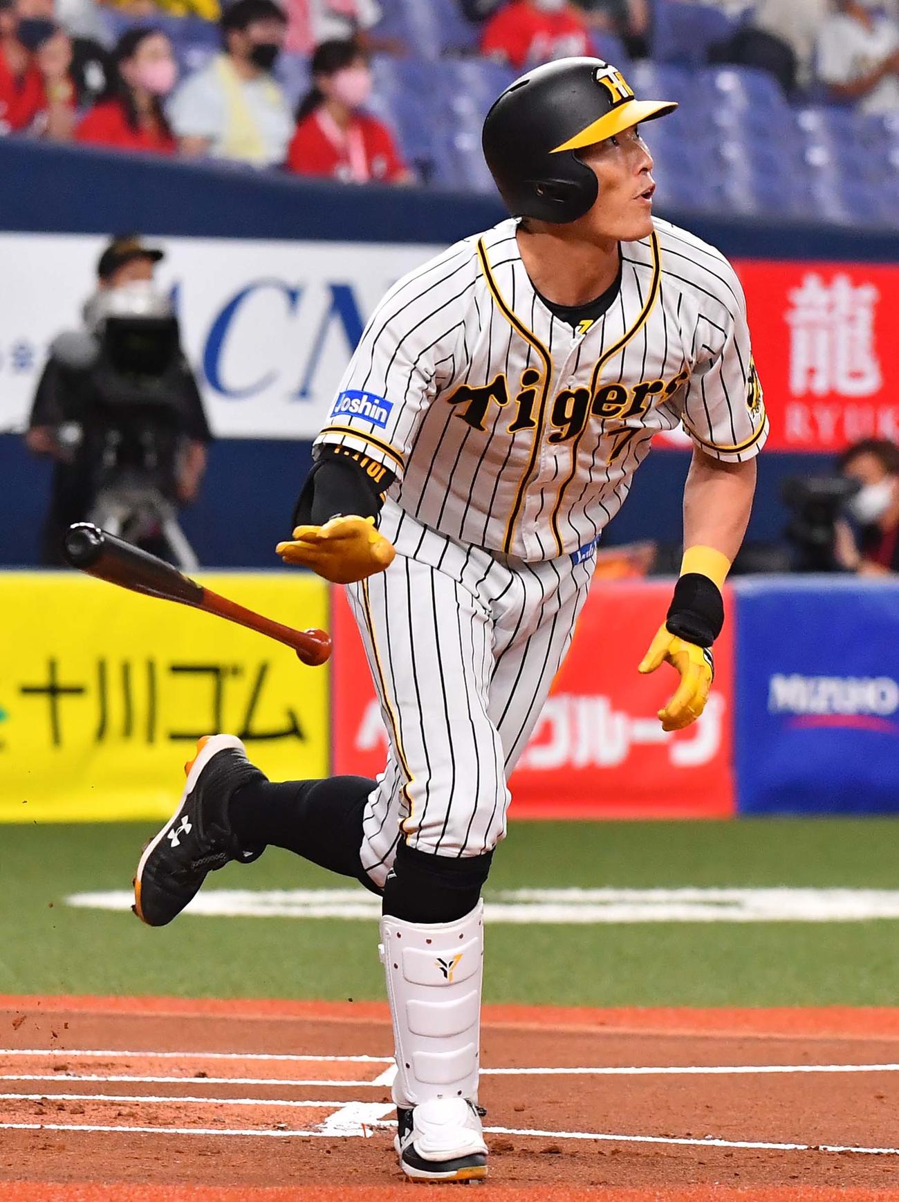 阪神対広島　1回裏阪神1死、右中間へ三塁打を放つ糸井（撮影・上田博志）