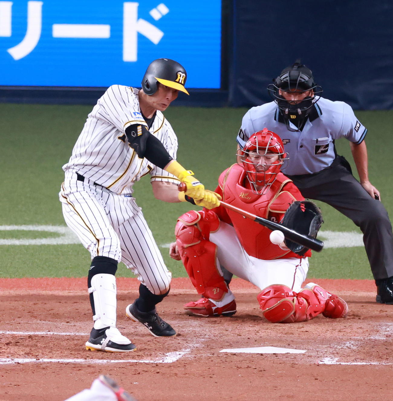 阪神対広島　5回裏阪神無死二塁、中前適時打を放つ糸井（撮影・清水貴仁）