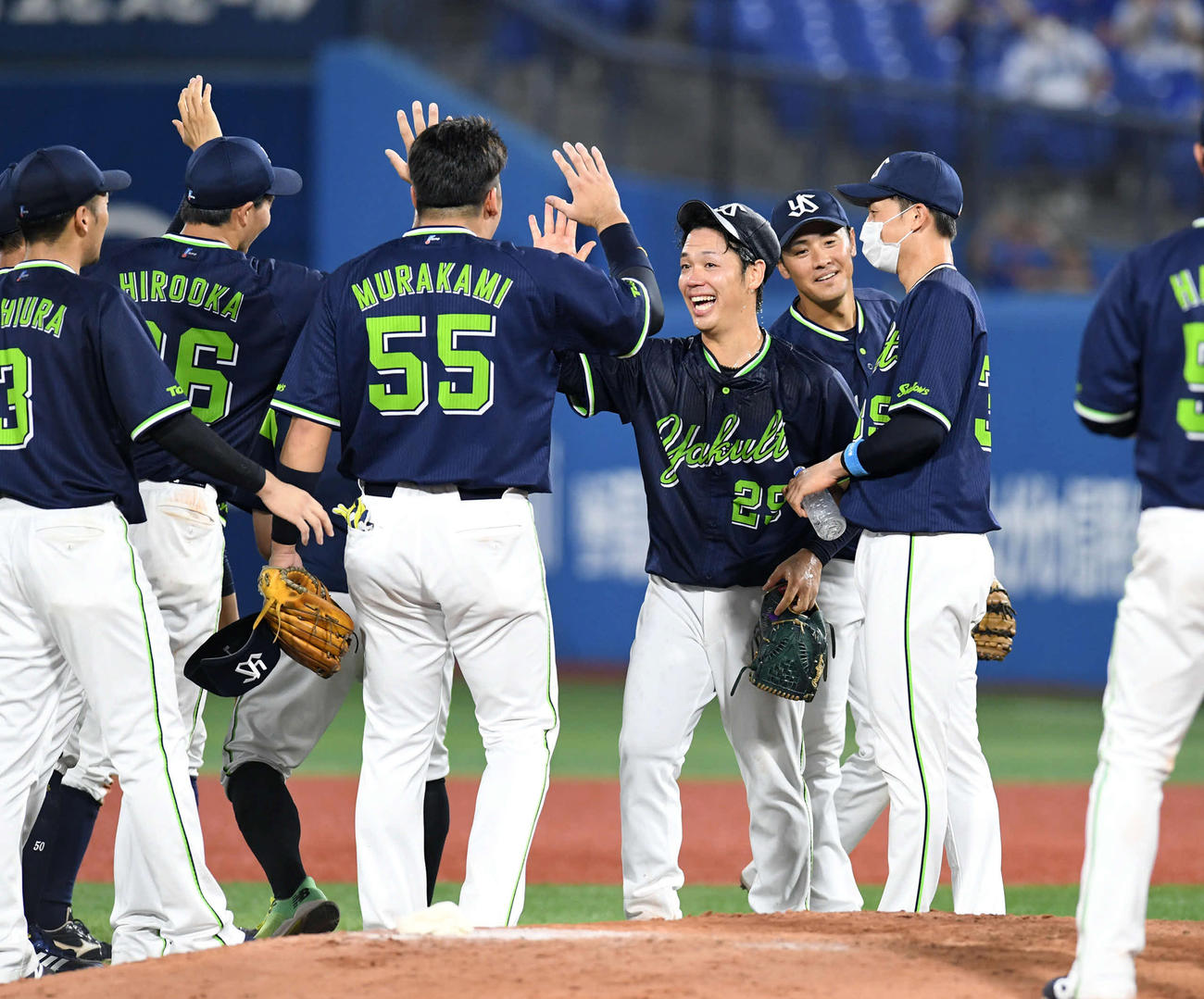 ノーヒットノーランを達成したヤクルト小川（中央）はチームメートの祝福を受ける（撮影・山崎安昭）