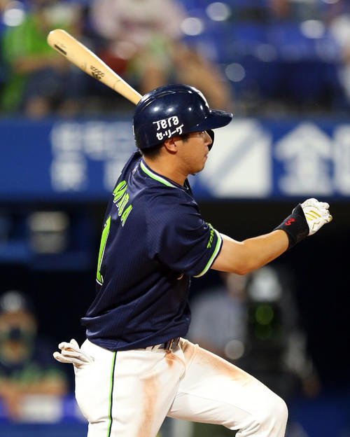 DeNA対ヤクルト　4回表ヤクルト2死一、三塁、左翼線に2点適時二塁打を放つ山田哲（撮影・大野祥一）