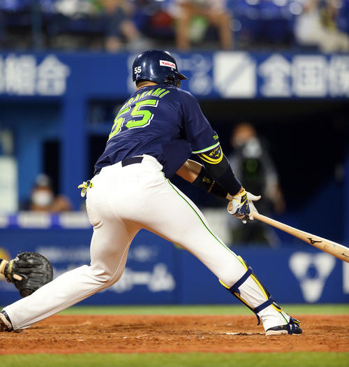 DeNA対ヤクルト　4回表ヤクルト2死一塁、左中間を破る適時二塁打を放つ村上（撮影・大野祥一）
