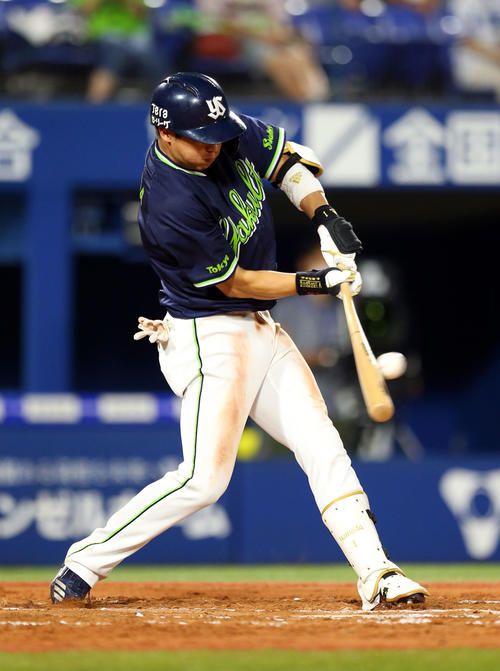 DeNA対ヤクルト　6回表ヤクルト2死、左前打を放つ山田哲（撮影・大野祥一）