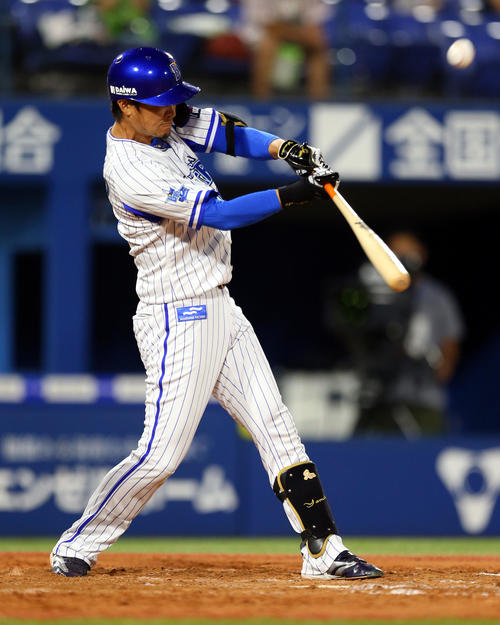 DeNA対ヤクルト　7回裏DeNA1死満塁、右犠飛を放つ大和（撮影・大野祥一）