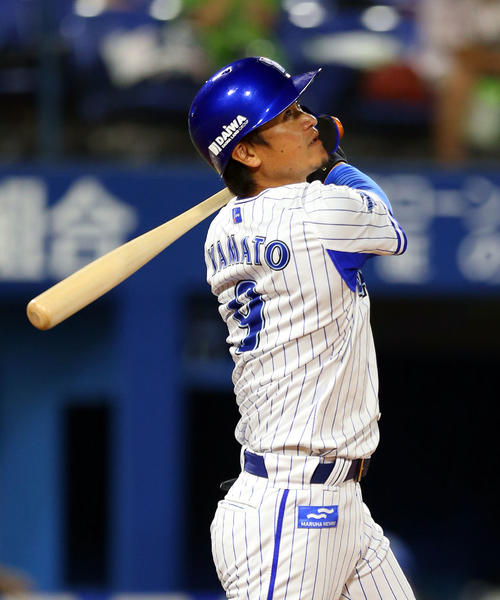 DeNA対ヤクルト　7回裏DeNA1死満塁、右犠飛を放つ大和（撮影・大野祥一）