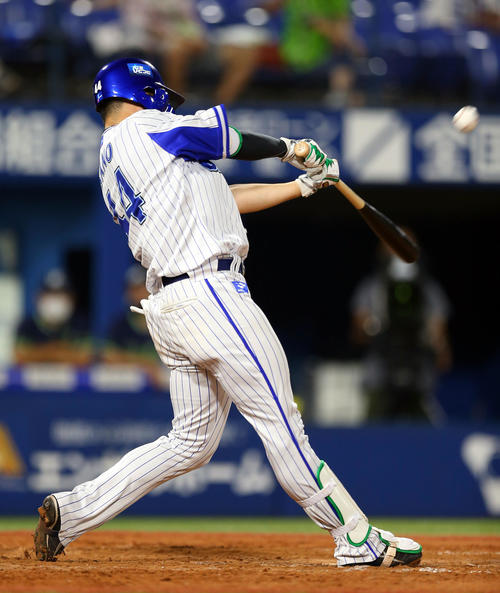 DeNA対ヤクルト　8回裏DeNA無死、左越え本塁打を放つ佐野（撮影・大野祥一）