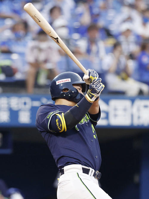 1回ヤクルト1死一、二塁、村上が右翼線に先制二塁打を放つ（共同）