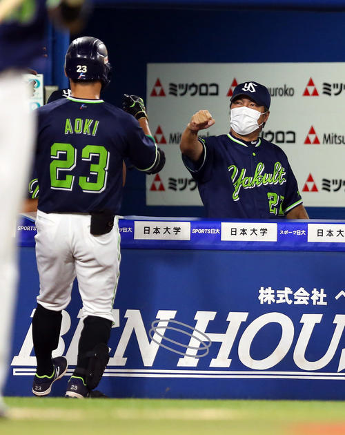 DeNA対ヤクルト　3回表ヤクルト無死、本塁打を放った青木（左）とグータッチする高津監督（撮影・大野祥一）