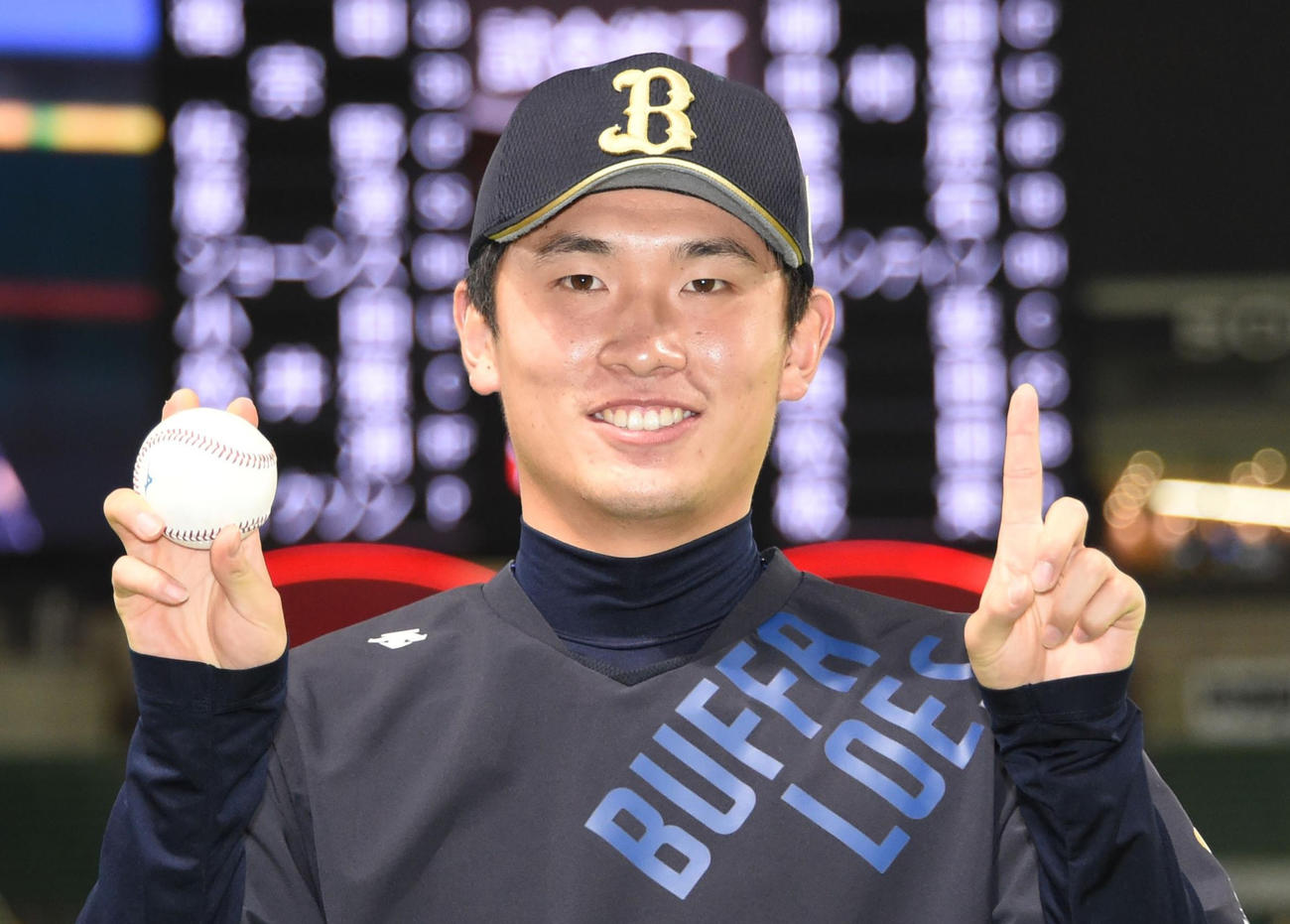 プロ初勝利を挙げ勝利球を手にする吉田凌（撮影・今浪浩三）