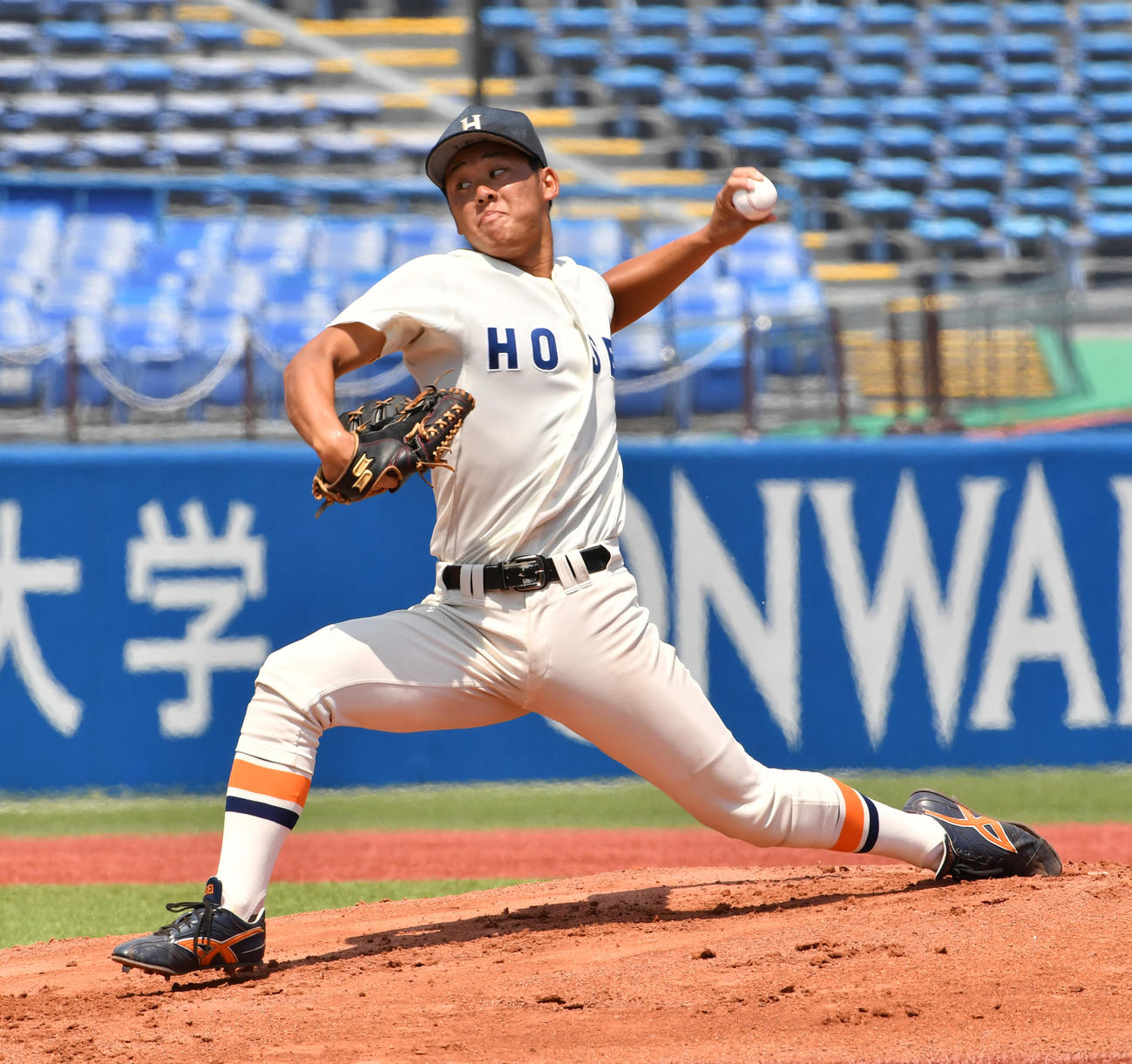法大対慶大　先発した法大・鈴木（撮影・柴田隆二）