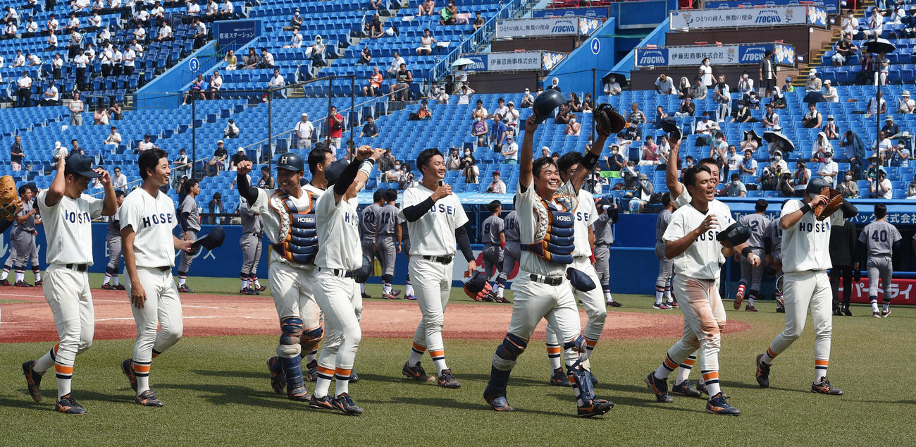 法大対慶大　慶応に勝利し喜ぶ法大ナイン（撮影・柴田隆二）