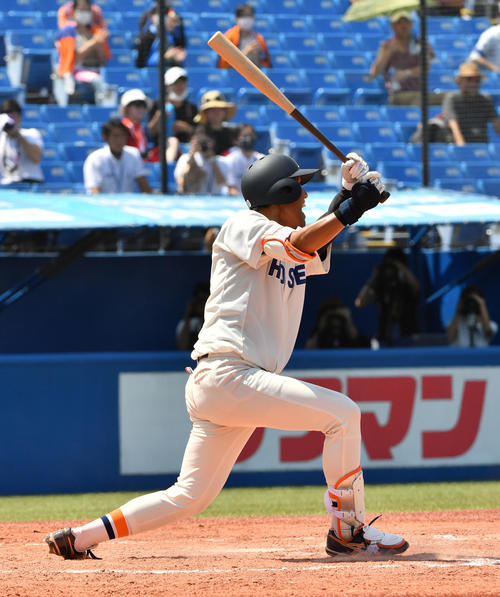 法大対慶大 7回表法大2死一、二塁、中村迅は中越えに適時二塁打を放つ(撮影・柴田隆二)