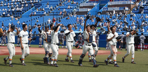 法大対慶大 慶応に勝利し喜ぶ法大ナイン(撮影・柴田隆二)